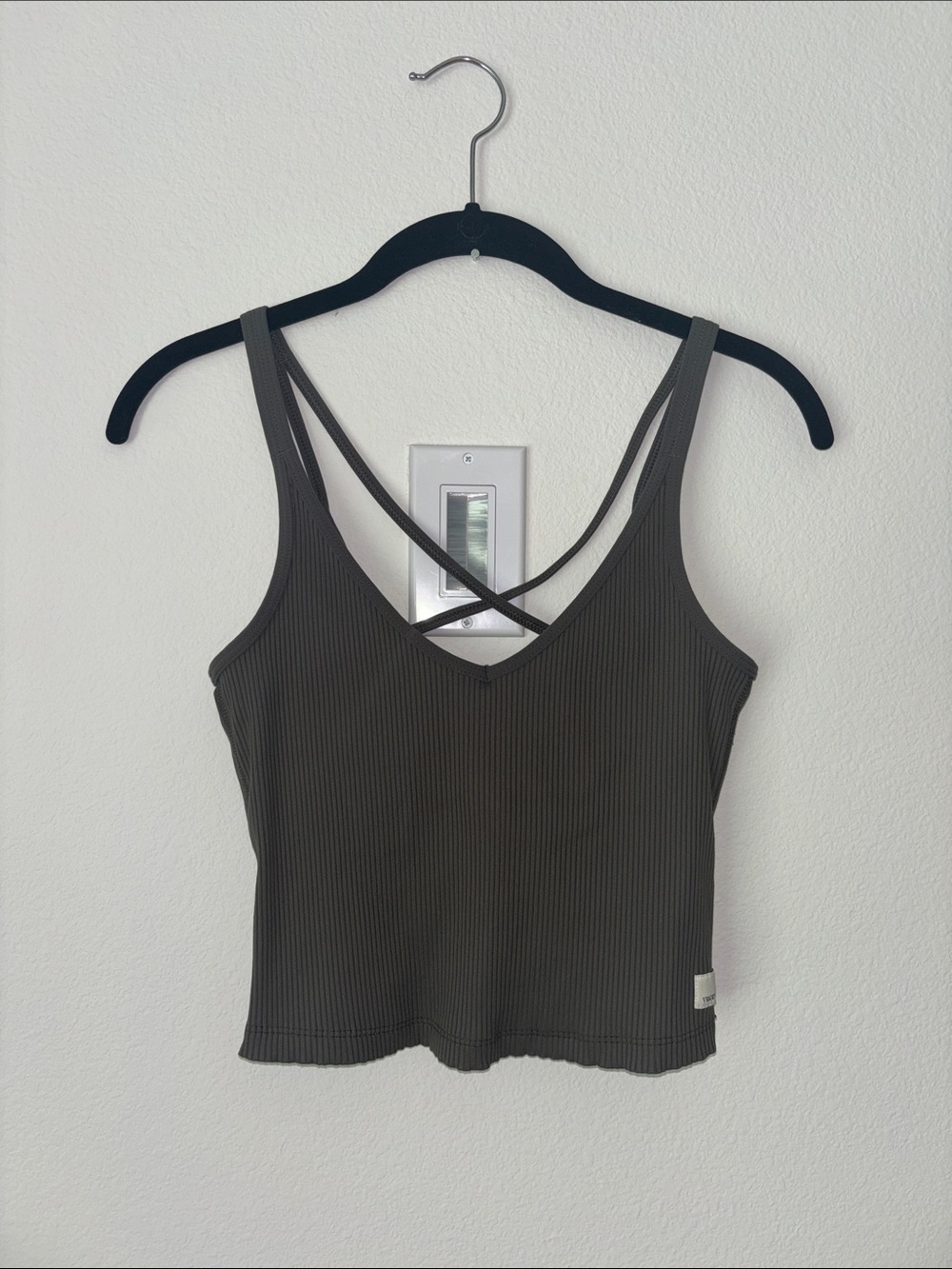 Vuori | Ribbed V-Neck Strappy Crop Tank Top - Green